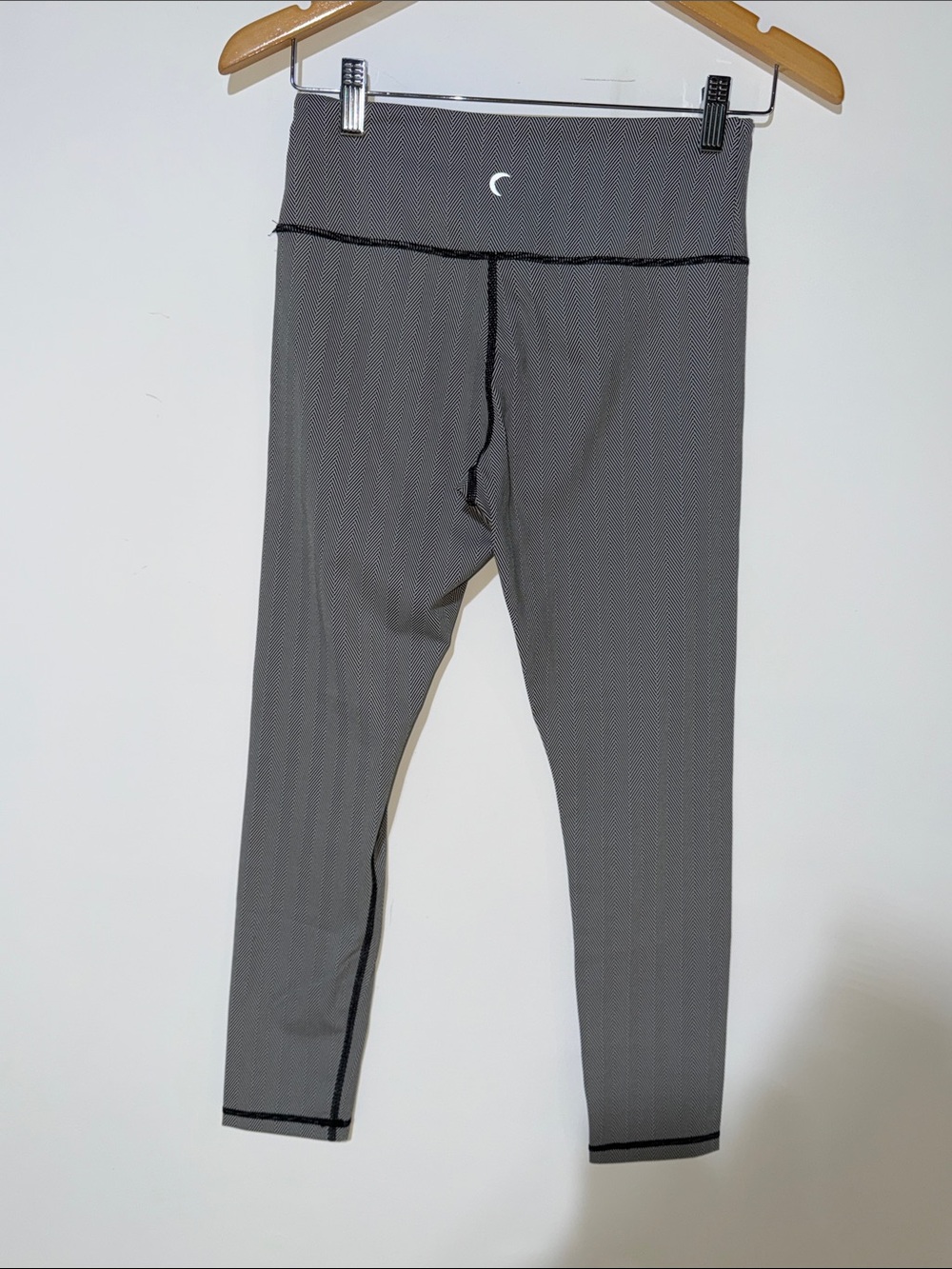 Zyia active black and white Active Leggings with Crescent Detail size 6-8
